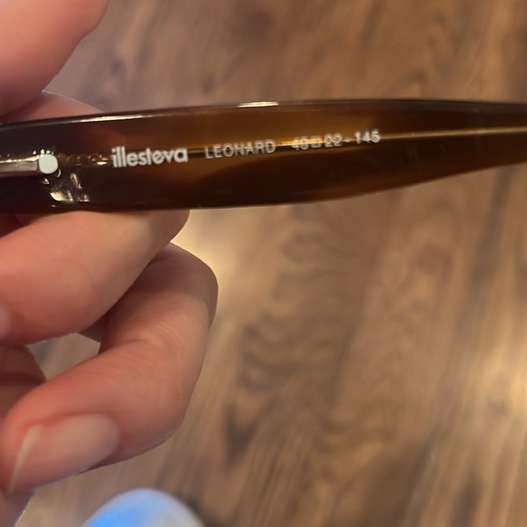 Illestava Leonard Stylish Blue Lens Sunglasses has scratches and leg uneven - Picture 2 of 5